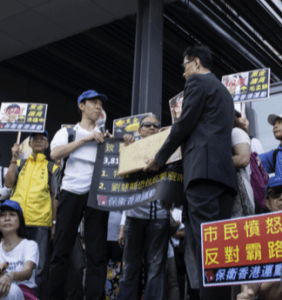 佔傾運動期間,傅振中經常組織其他市 民到佔領區請願。