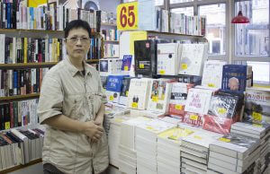 銅鑼灣樓上書店負責人林經理指,佔中當時完全沒有方法「救亡」,只能苦等。