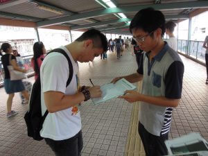 學民思潮成員上月在各區鬧市擺設街站,收集市民簽名,要求教育局撤回具爭議性的基本法教材。