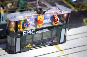 Eric將立體廣告概念融入親手造的模型中,在電車上層展示卡通人物。(受訪者提供)