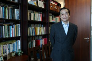 香港大學現代語言及文化學院教授朱耀偉認為,郵政局去除郵筒皇冠徽號是「文化自閹」和向中國獻媚的行為。