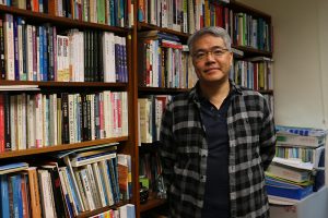 香港民怨四起,嶺南大學文化研究系副教授羅永生謂梁振英對此責無旁貸。
