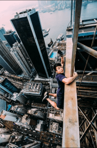 Yin於高樓大廈的邊緣擺出危險姿勢,使人觸目驚心。 (照片由受訪者Yin提供)
