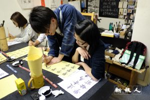 洪文龍去年開設「畫字教室」,教授中國篆、棣、楷、行各體書法,希望宣揚書法,亦可用文字結緣。(莫詠儀攝)