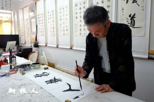 馮兆華感嘆不少外國人比香港人對書法更感興趣,甚至專程來學習書法。(莫詠儀攝)