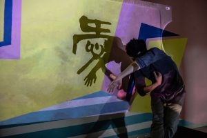 洪文龍希望「舞字」的表演能擴闊大眾對書法的想像,為這門傳統藝術加注活力。(由受訪者提供)