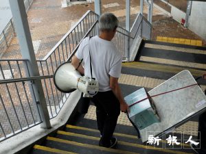 梁耀忠每次親自落區進行宣傳,每次只帶著一位助手,從不大張旗鼓。