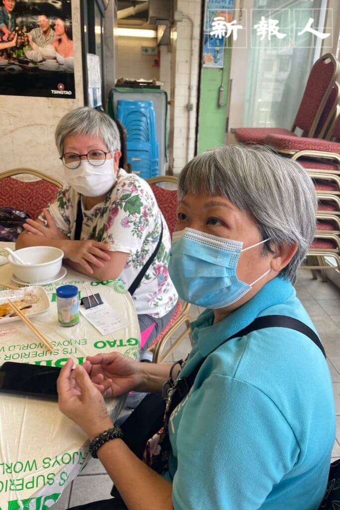 何婆婆(左)表示會選用八達通來收取政府發放的電子消費券。馮婆婆(右)則希望政府一筆過發放現金。