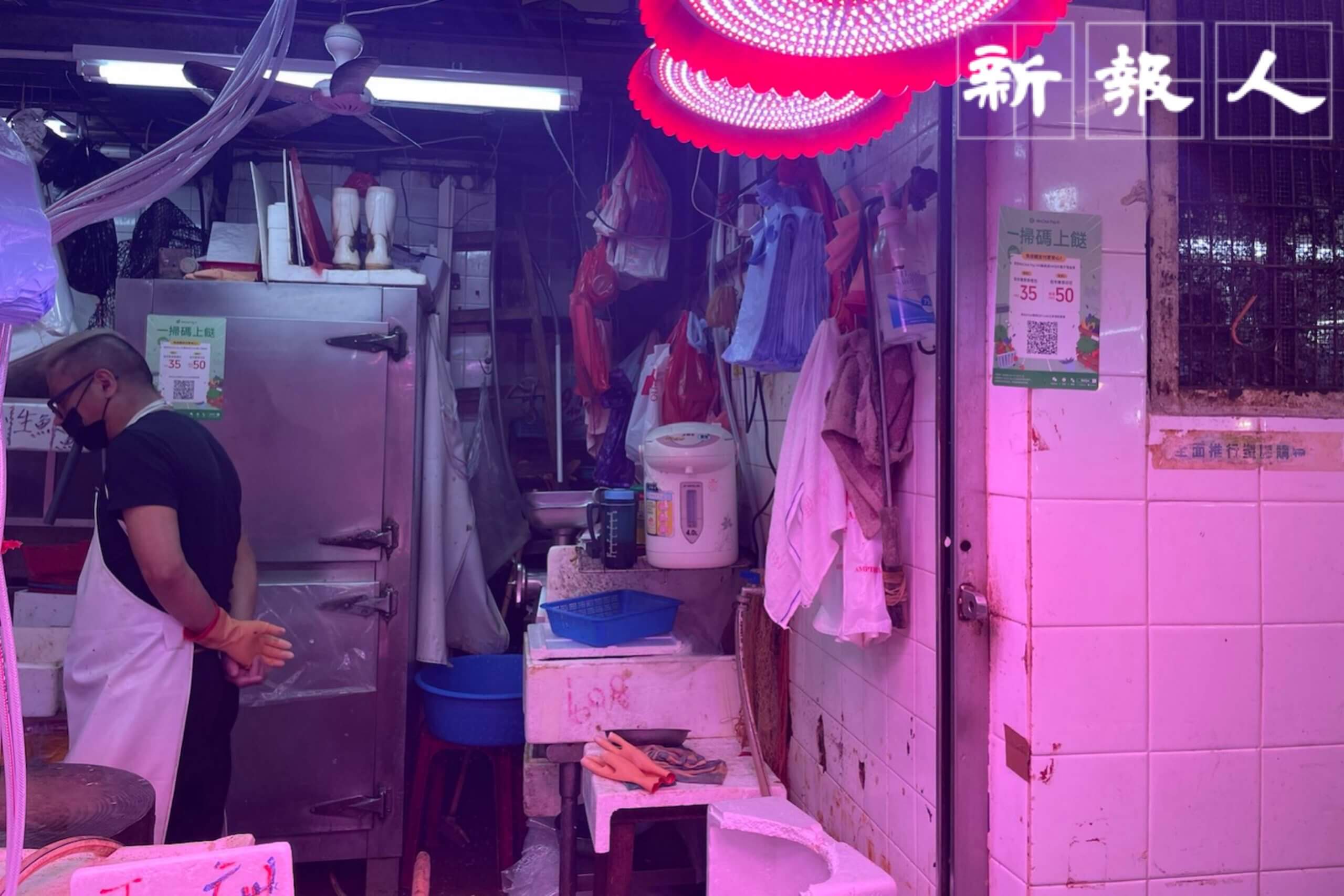 吳先生店內張貼了微信支付二維碼。